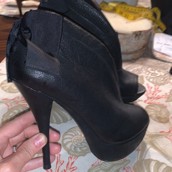 (Authentic Vera Wang) Ankle Boot Heels size 6.5 - Picture 4 of 14